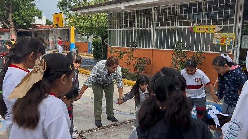 Los alumnos de la maestra Graciela la despidieron con gran cariño.